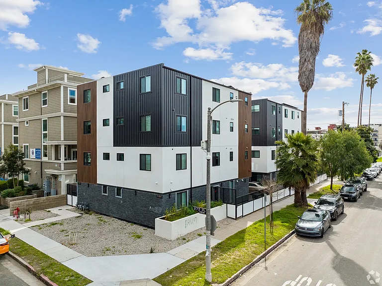 1186 W 37th Pl - USC DPS — Photo 23