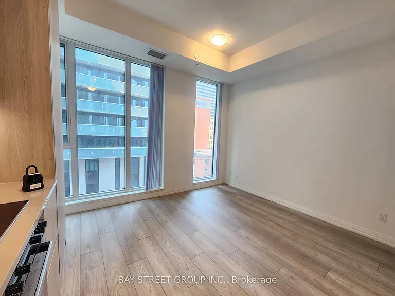 400 King St W #829 — Photo 11