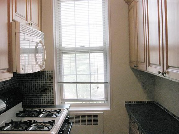 Beautifully maintained 2 bedroom, 1 bath