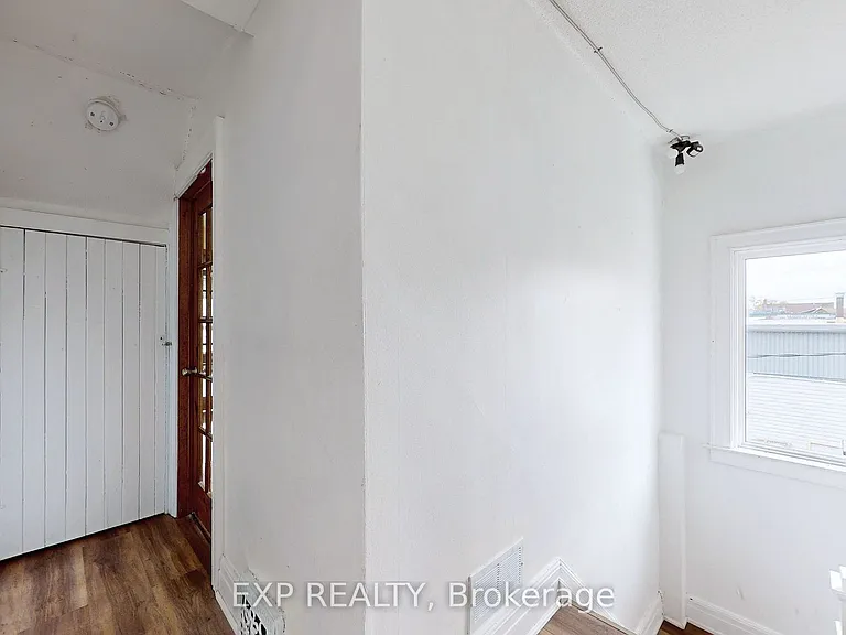 15 Colborne St E — Photo 5