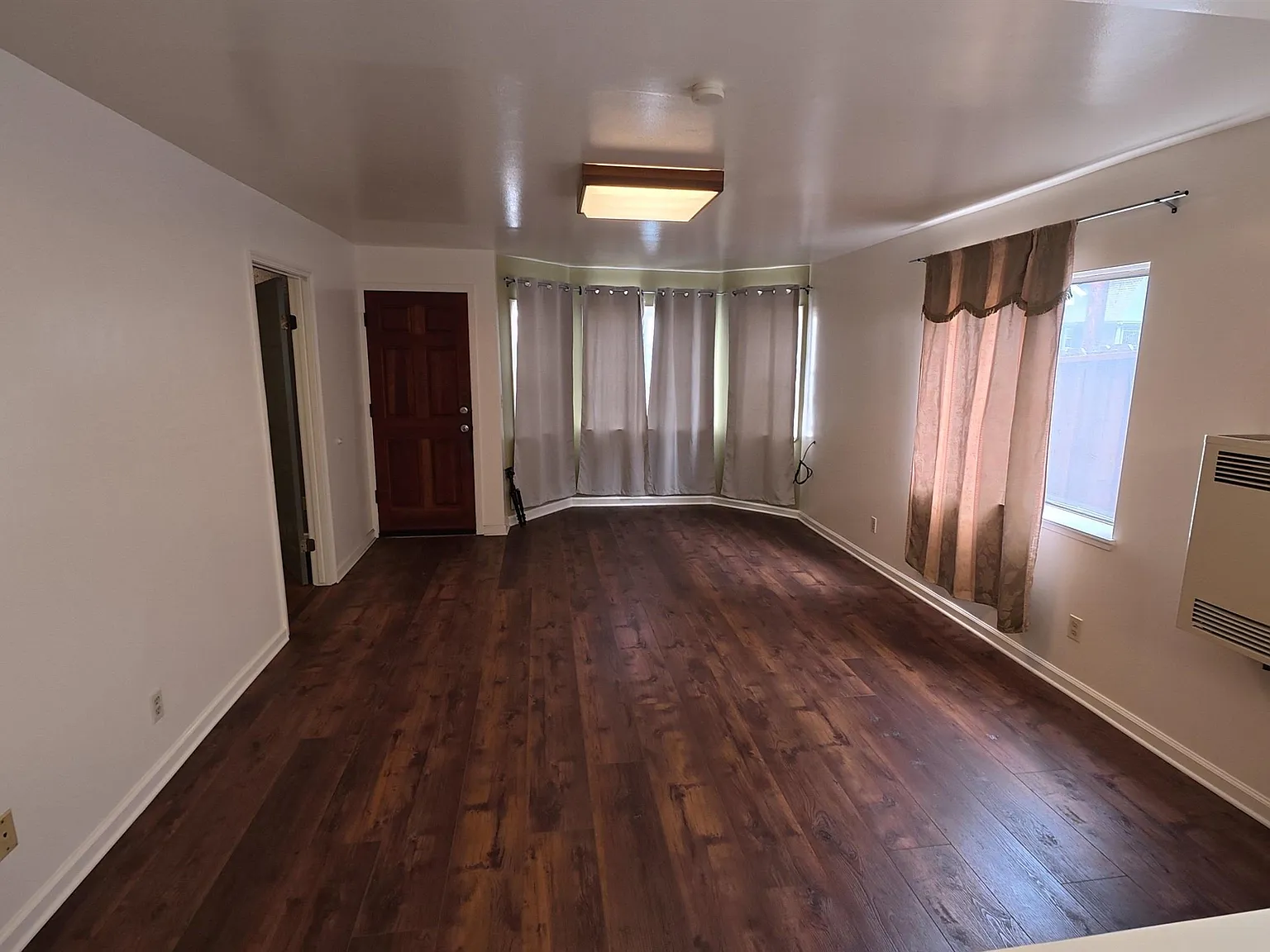 3 bed, 1092 sqft, $3,300 — Photo 2