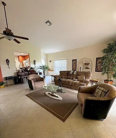 471 Lismore Ln — Photo 3