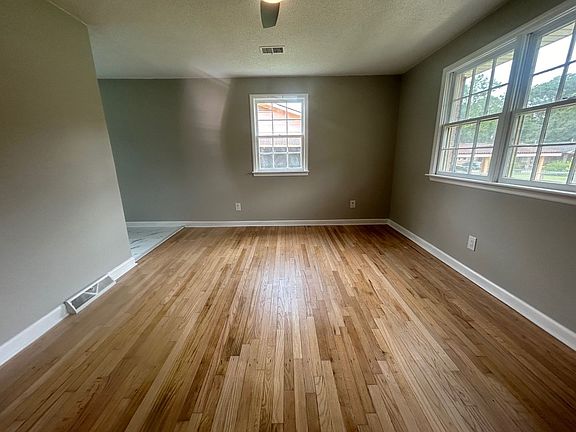 3rd image of 210 Cabin Creek Blvd