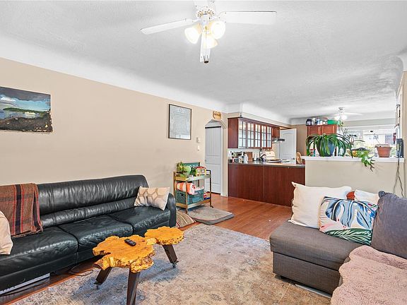 4th image of 861 Tillicum Rd