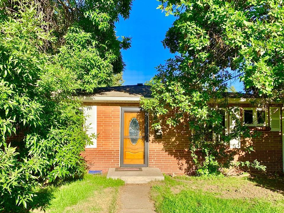 Amazing Duplex Unit with your own private, fully fenced yard!