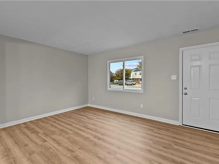 811 S Grosvenor Ct — Photo 15