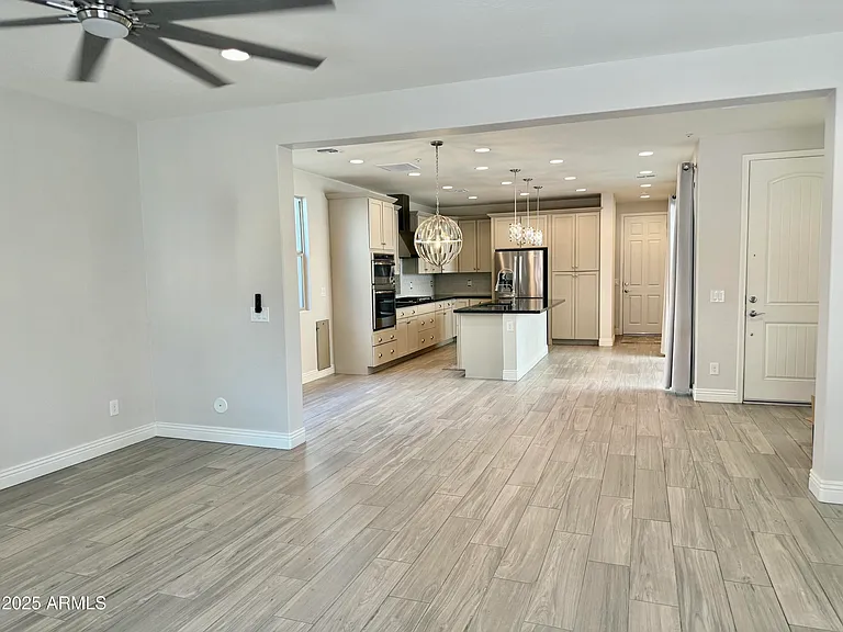 2366 W Gloria Ln — Photo 20