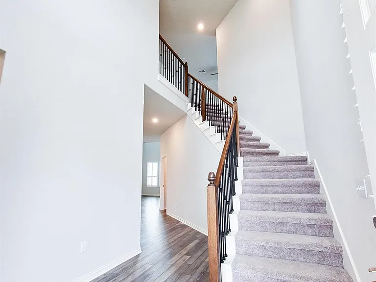 12716 Bloomington Dr — Photo 24