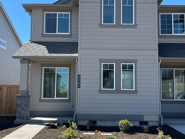 3-bedroom rental at 2542 Nw Spruce Cone Ln, Redmond, OR