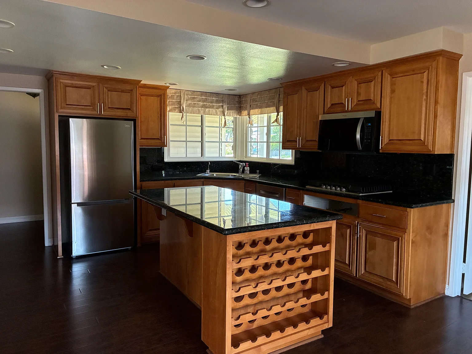 4 bed, 2.5 bath, 2312 sqft, $5,500 — Photo 4
