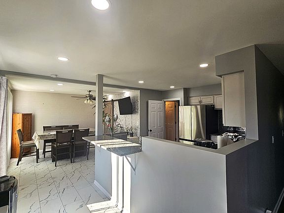 4th image of 1353 Spring Valley Dr