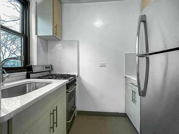4th image of 1700 York Ave APT 1D