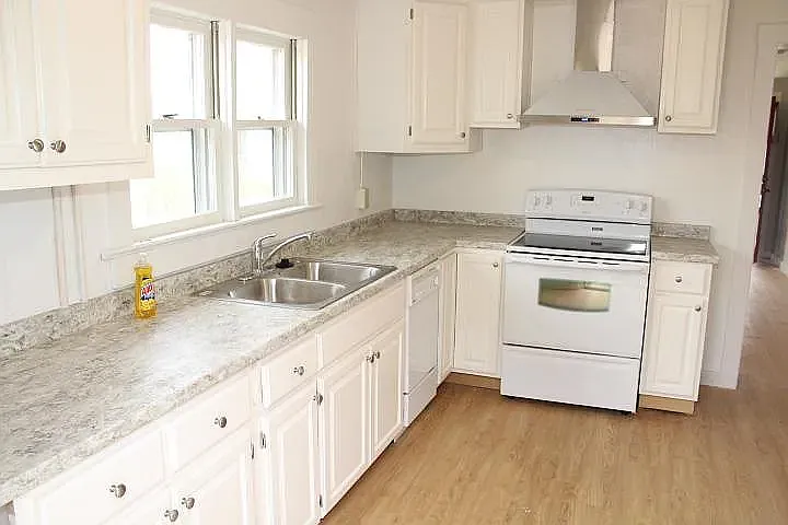425 N Athenian St — Photo 9