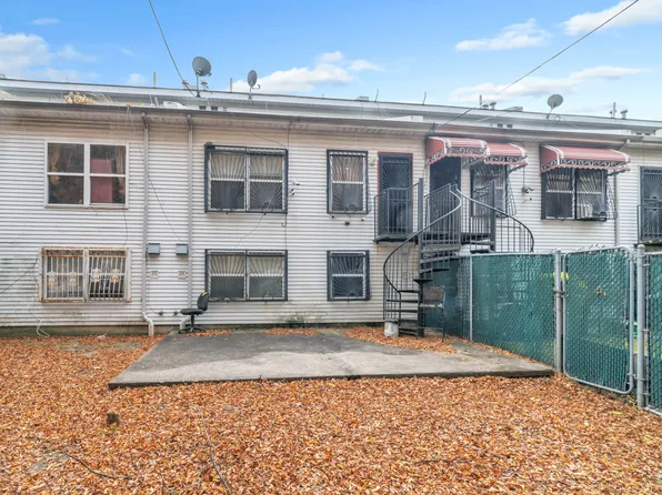 221 Macdougal Street image 13 of 18