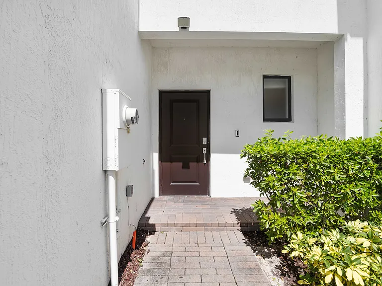 20610 NE 5th Pl — Photo 17