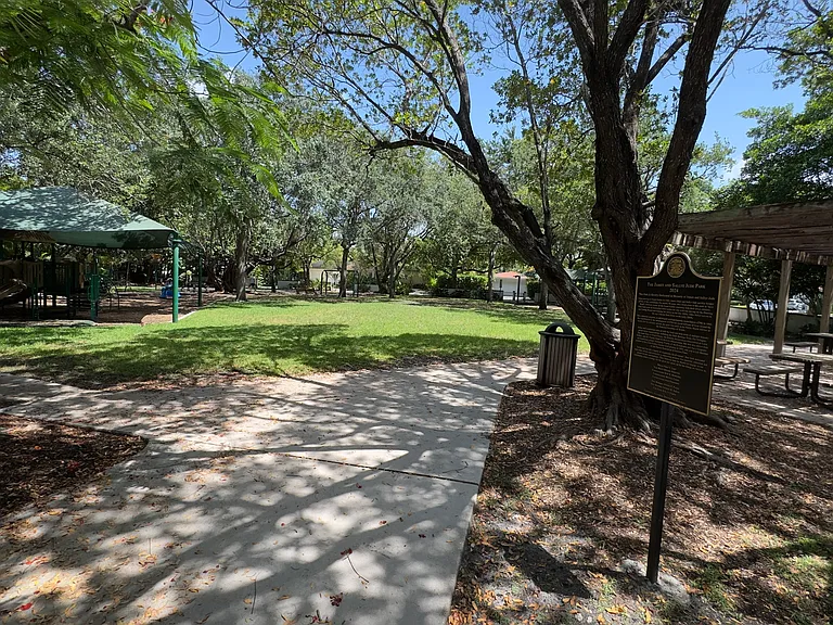 51 Edgewater Dr #6 — Photo 4
