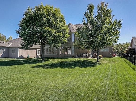 4th image of 1112 SW Summit Hill Dr