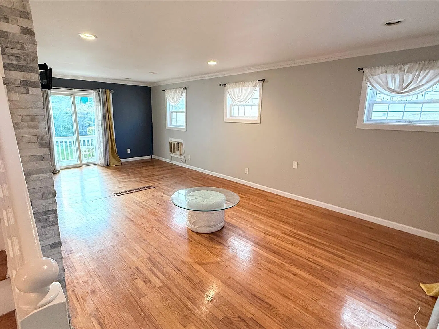 3 bed, 1.0 bath, 1120 sqft, $4,200 — Photo 4