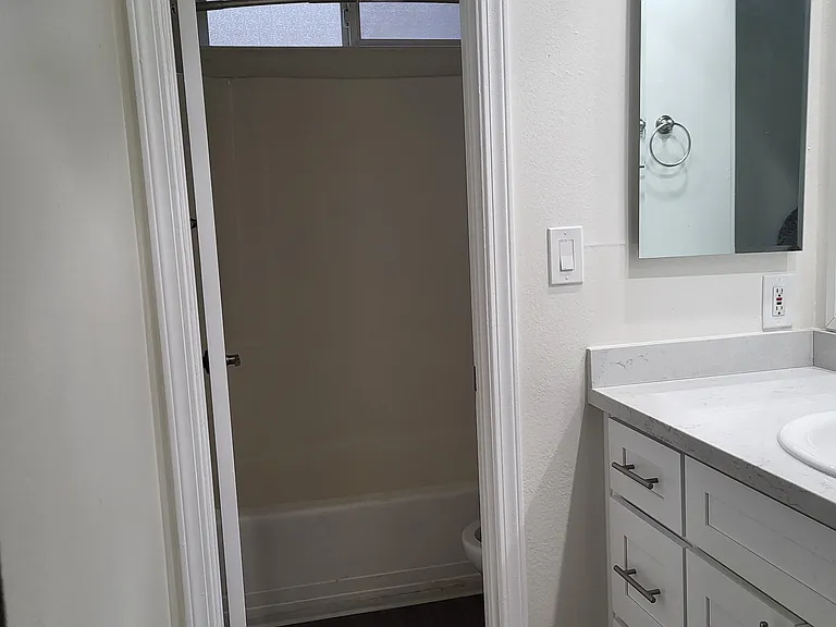 Chateau Gardens Apartments — Photo 15