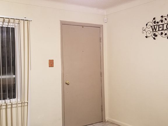 Entry by 5ft picture window
