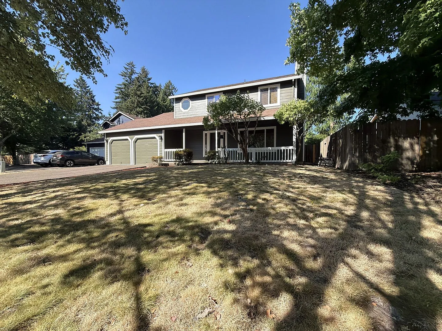 Spacious 4 Bedroom Beaverton Home with 2-Car Garage, Open Kitchen, Two Living Areas & Large Backyard — Photo 2