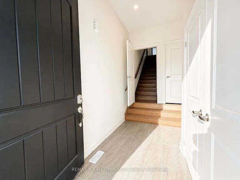 39 Persica St — Photo 2