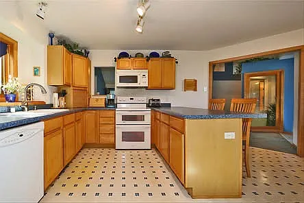 8601 Camelot Trce — Photo 13