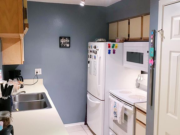 4th image of 3309 Wyndham Cres #1181