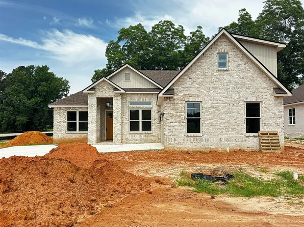 1 Pleasant Oaks Dr, Perry, GA 31069