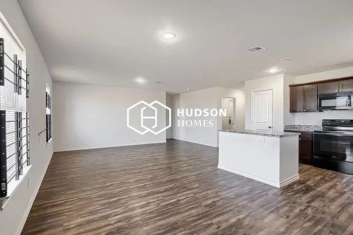 3 bed, 2.0 bath, 1298 sqft, $1,149 — Photo 4