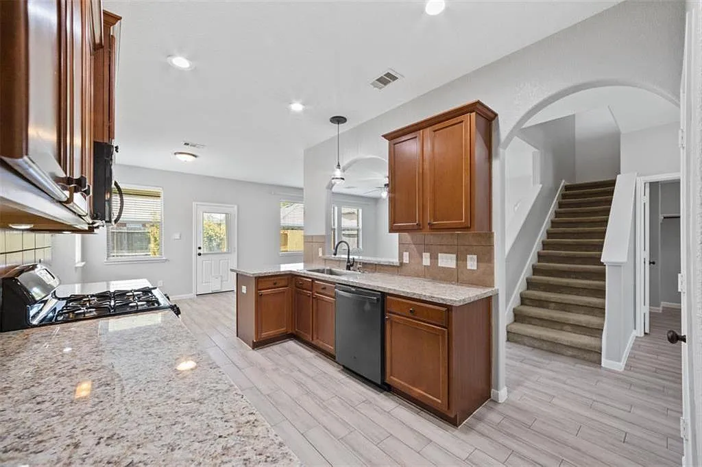 4 bed, 2.5 bath, 2314 sqft, $2,550 — Photo 4