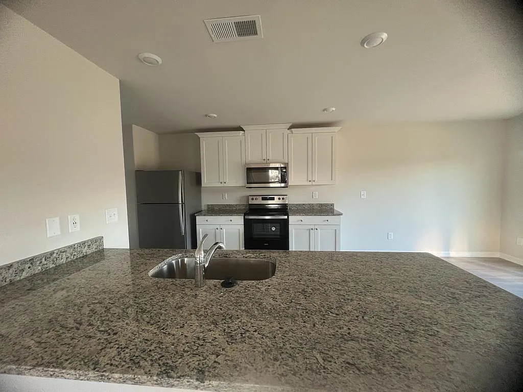 3 bed, 2.5 bath, 1800 sqft, $1,945 — Photo 4