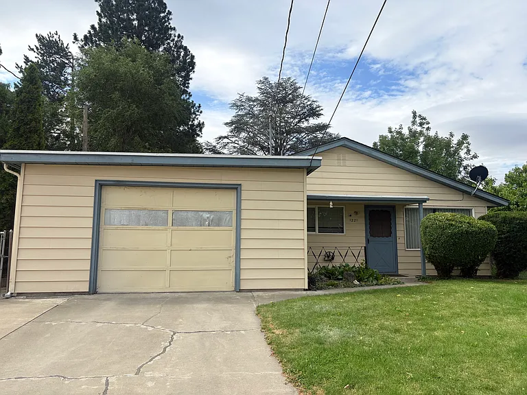 1221 Sunset Pl — Photo 1