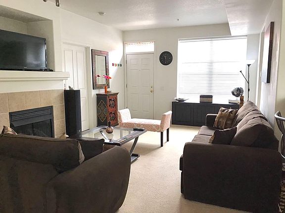 Spacious Living area, gas fireplace