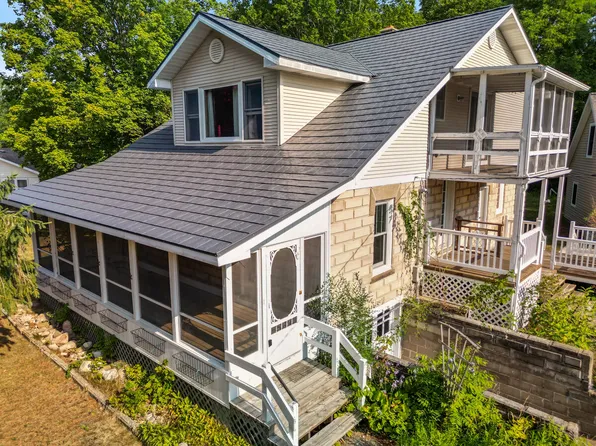 355 Quarterline St, Newaygo, MI 49337