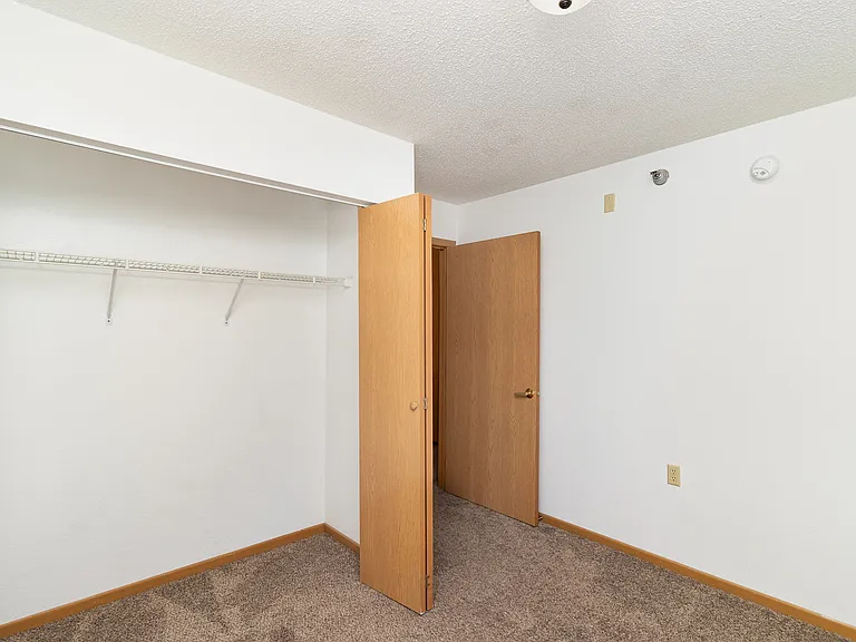 Hutchinson, MN Deer Park Apartments | 21A | Bedroom