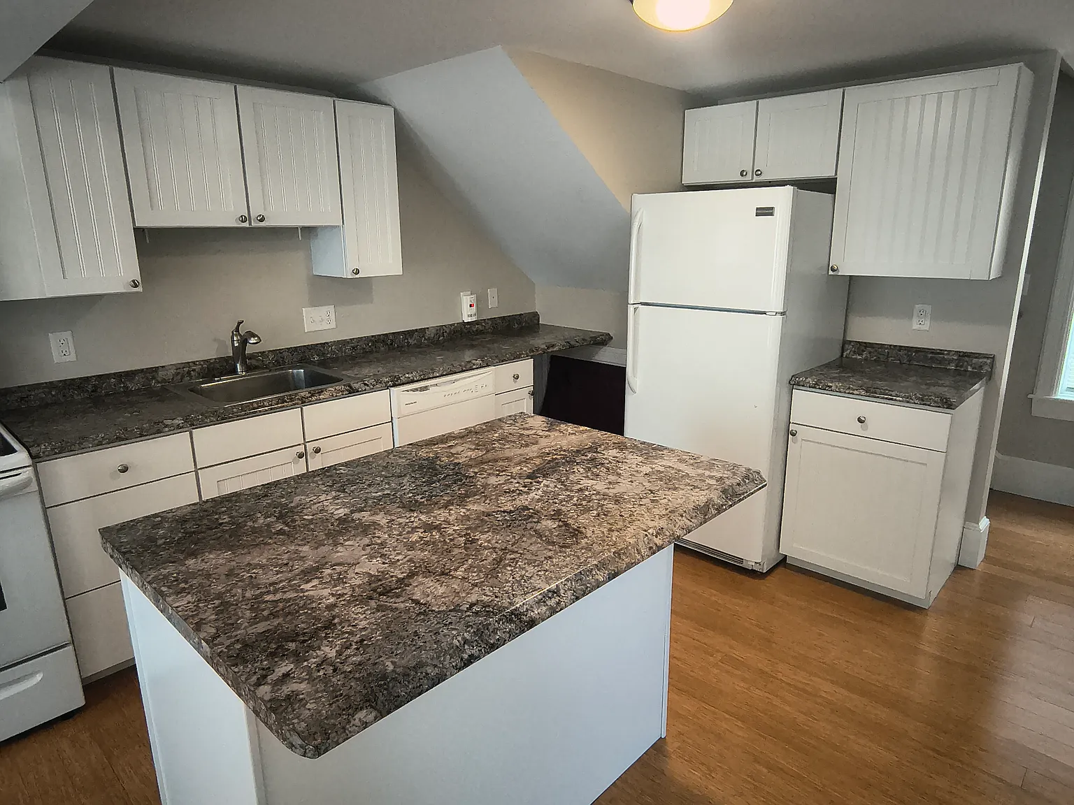 1 bed, 1100 sqft, $1,850 — Photo 3