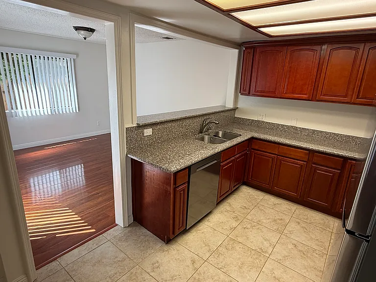 518 N Mentor Ave #106 — Photo 2