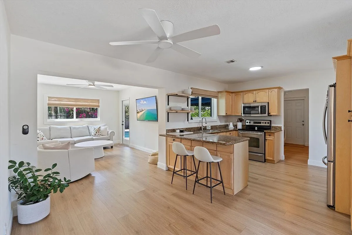 3 bed, 2.0 bath, 1496 sqft, $4,900 — Photo 3