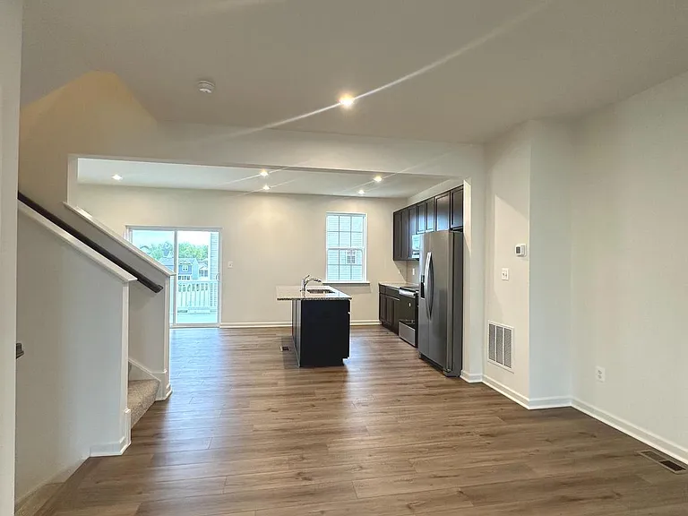93 Stafford Pl — Photo 6