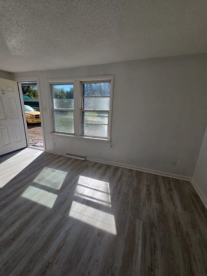 2 bed, 1.0 bath, $700 — Photo 4