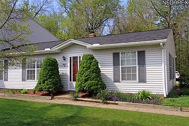 8037 Independence Dr APT A photo 1