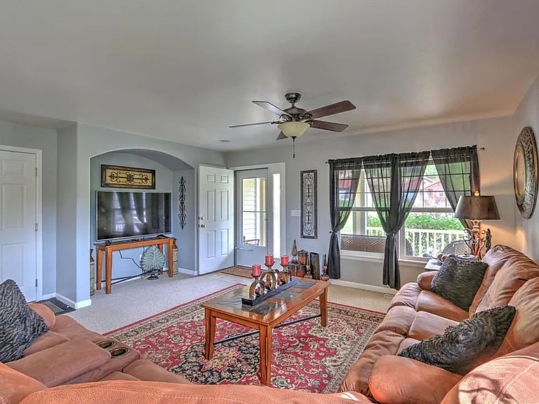 621 Lariat Loop — Photo 4
