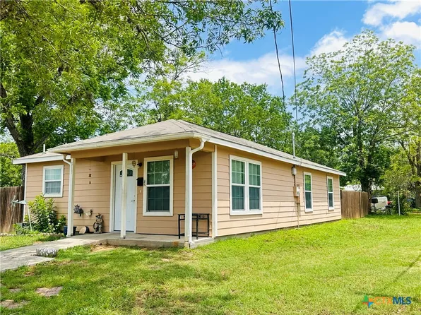 317 Aubrey St, Yoakum, TX 77995