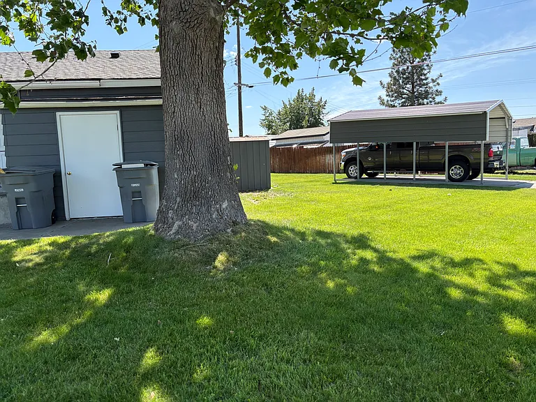 1013 Winslow Ave — Photo 2