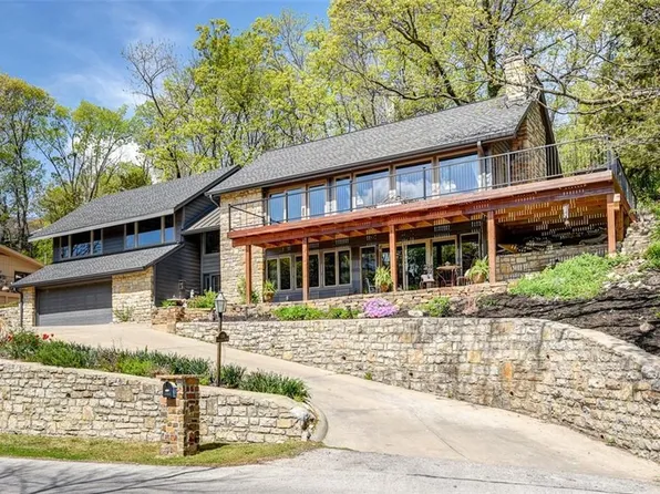 136 Lakeshore Dr W, Shawnee, KS 66217