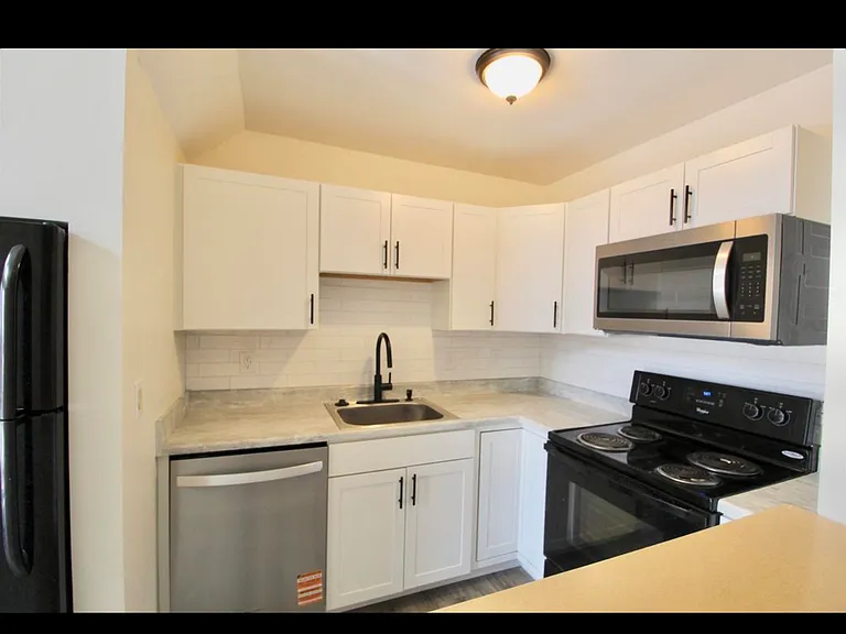 1336 Bradley Dr — Photo 2