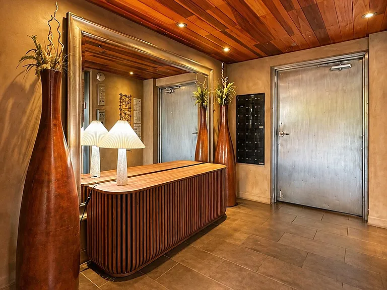 Burton Way Apartments — Photo 15