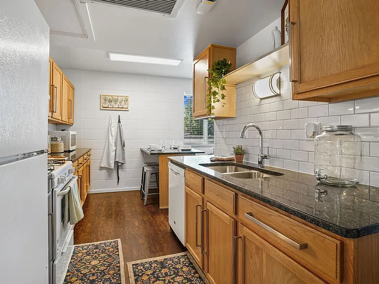 STUDENT HOUSING - MUST BE 18-30YRS OLD — Photo 4