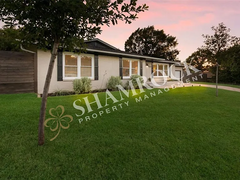 2216 Lake Ridge Cir — Photo 2